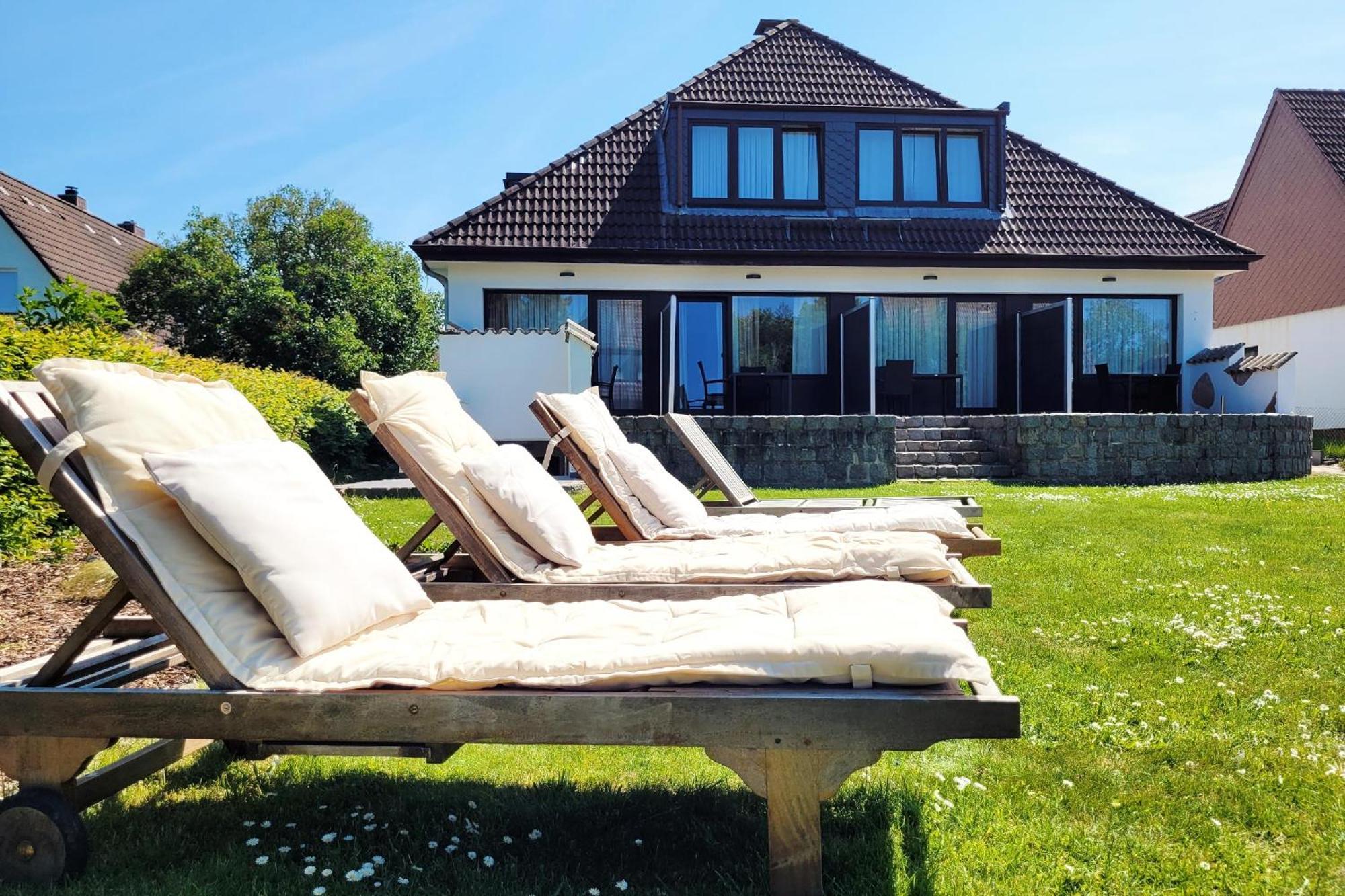Nur 7 Gehminuten Zum Strand, Sehr Hochwertige Ferienwohnung Mit Terrasse In Ruhiger Lage, Inklusive Parkplatz Und Fahrradunterstellplatz Laesst Keine Wuensche Offen 샬베우츠 외부 사진