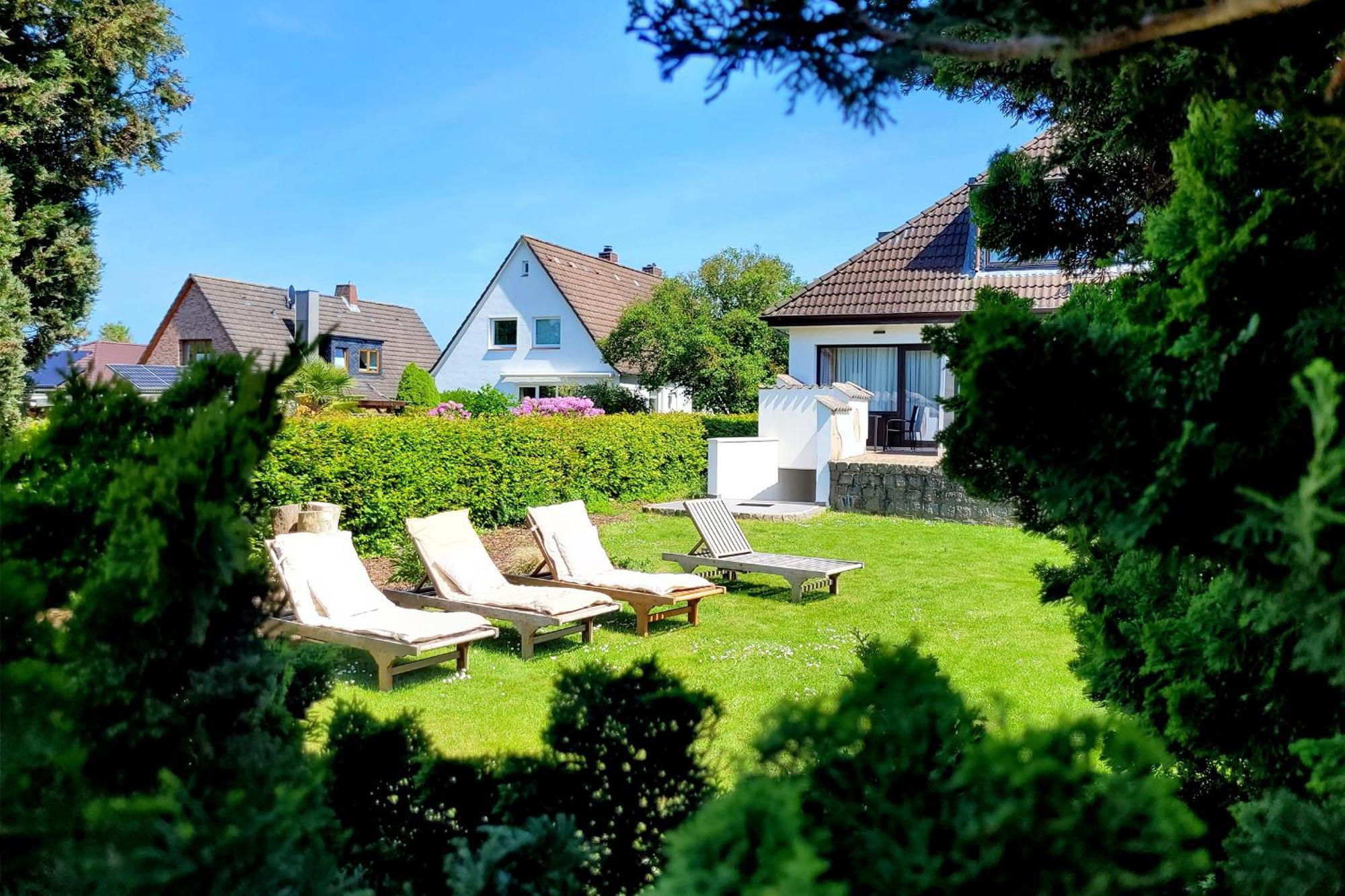 Nur 7 Gehminuten Zum Strand, Sehr Hochwertige Ferienwohnung Mit Terrasse In Ruhiger Lage, Inklusive Parkplatz Und Fahrradunterstellplatz Laesst Keine Wuensche Offen 샬베우츠 외부 사진