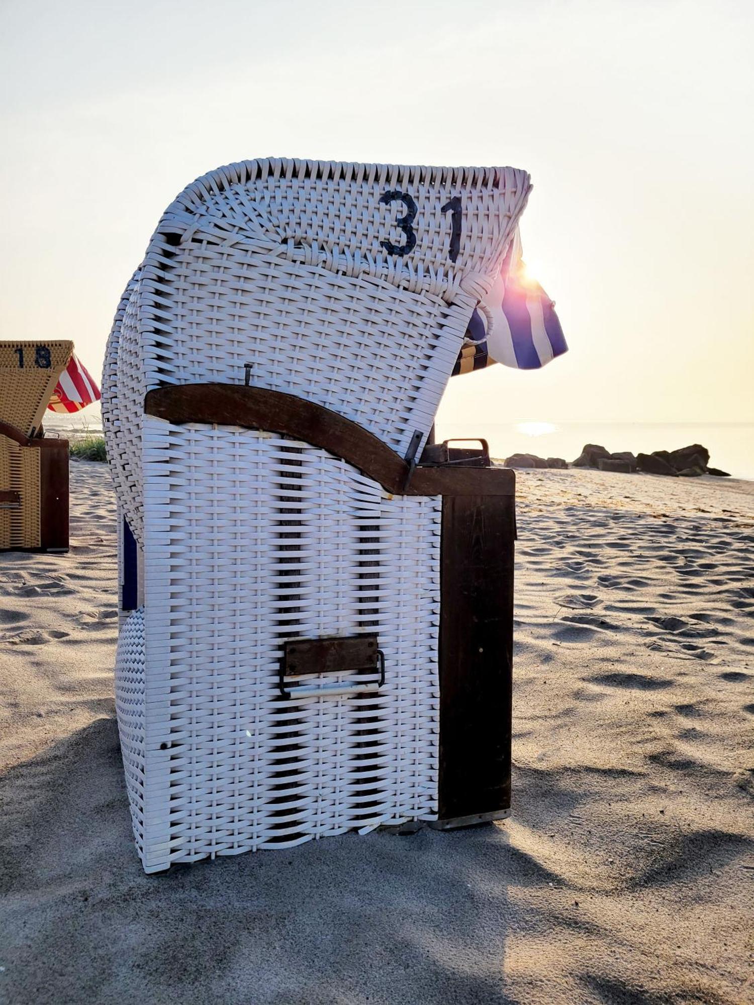 Nur 7 Gehminuten Zum Strand, Sehr Hochwertige Ferienwohnung Mit Terrasse In Ruhiger Lage, Inklusive Parkplatz Und Fahrradunterstellplatz Laesst Keine Wuensche Offen 샬베우츠 외부 사진