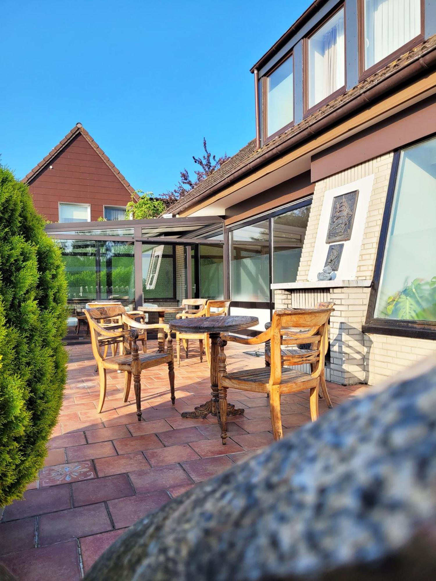 Nur 7 Gehminuten Zum Strand, Sehr Hochwertige Ferienwohnung Mit Terrasse In Ruhiger Lage, Inklusive Parkplatz Und Fahrradunterstellplatz Laesst Keine Wuensche Offen 샬베우츠 외부 사진